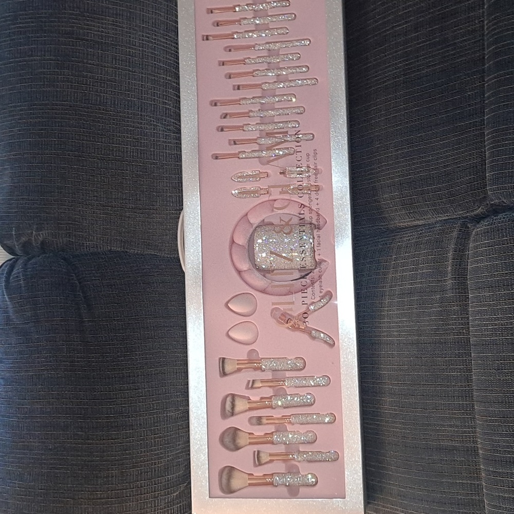Glitz and glam makeup brush set